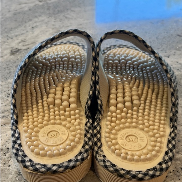 NEW Checkered Massage Slippers 7 - Picture 3 of 4
